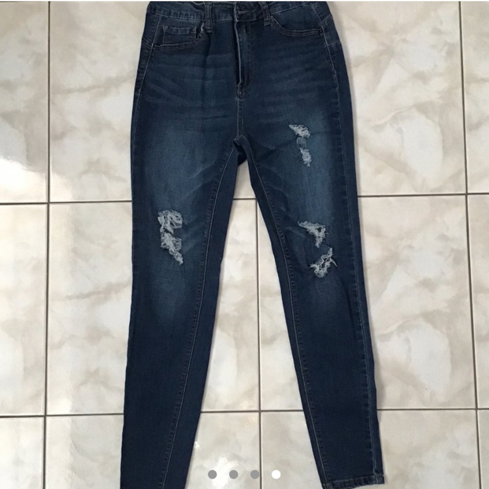 Women’s distressed skinny jeans